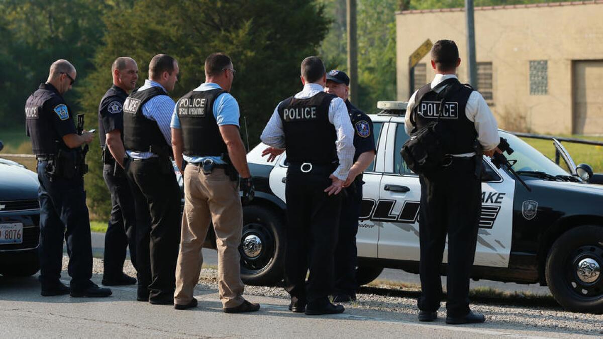 La Policía de Fox Lake busca a sospechosos que balearon a muerte a un agente de Policía. JOE SHUMAN/CHICAGO TRIBUNE