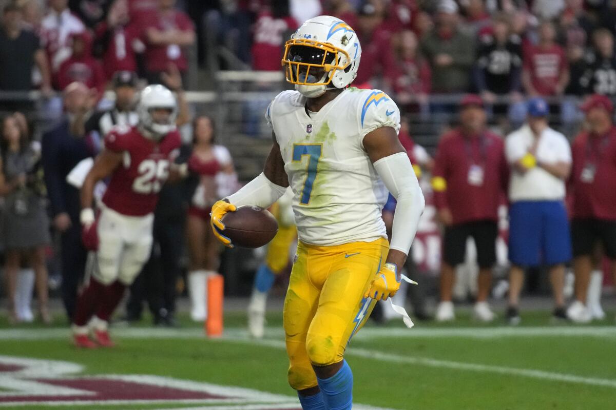 Chargers tight end Gerald Everett (7) celebrates a two-point conversion reception against the Arizona Cardinals.