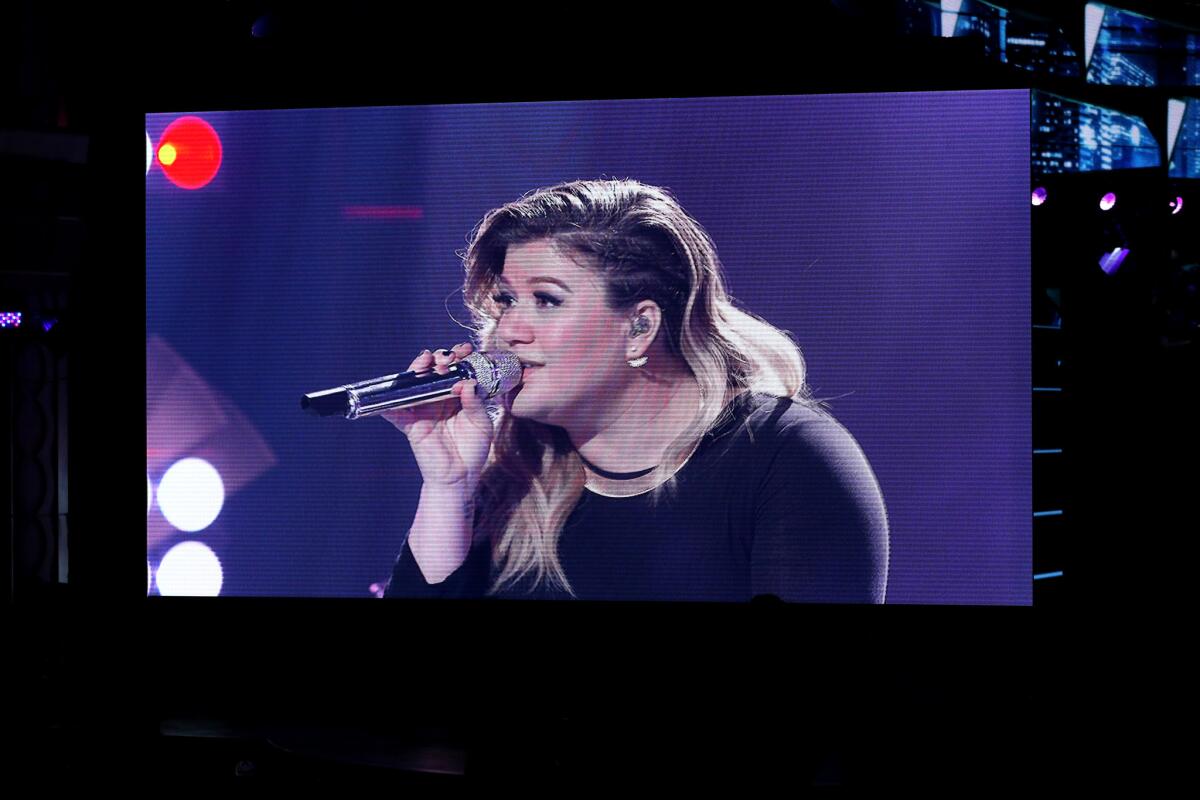 A pregnant Kelly Clarkson performs via video on Fox's 2016 "American Idol" finale.