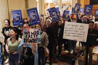 ARCHIVOS - Manifestantes protestan frente al Senado en el legislativo de Indiana, 22 de febrero de 2023, en Indianapolis. La Campaña por los Derechos Humanos declaró un estado de emergencia para la gente LGBTQ+ en Estados Unidos, martes 6 de junio de 2023. (AP Foto/Darron Cummings, File)
