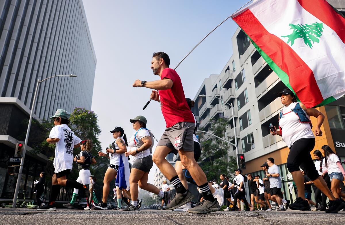 Saia correndo contra as sobrancelhas do ICEPO Musco a partir de 24 quilômetros de corrida em Los Angeles em 5 de julho.
