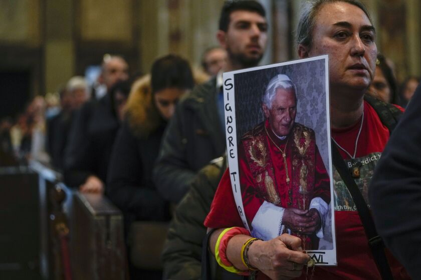 Dolientes hacen fila en la Basílica de San Pedro para dar un último adios al fallecido papa emérito Benedicto XVI, el miércoles 4 de enero de 2023, en el Vaticano. (AP Foto/Antonio Calanni)