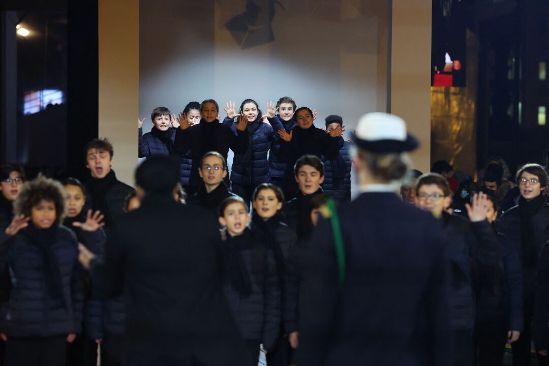 کودکان، اعضای استاد محبوب اپرا کامیک، در مراسمی که به ژوزفین بیکر اختصاص داده شده است، اجرا می کنند.