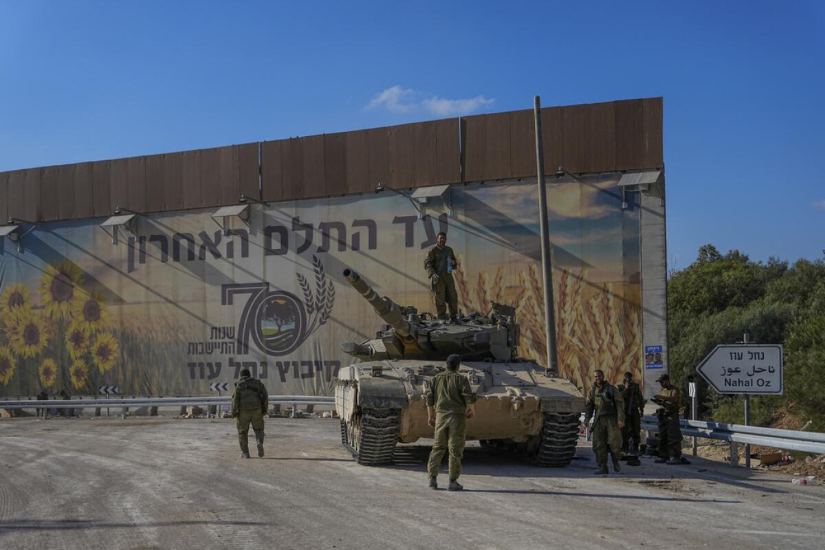 Soldados israelíes se reúnen en un área 
