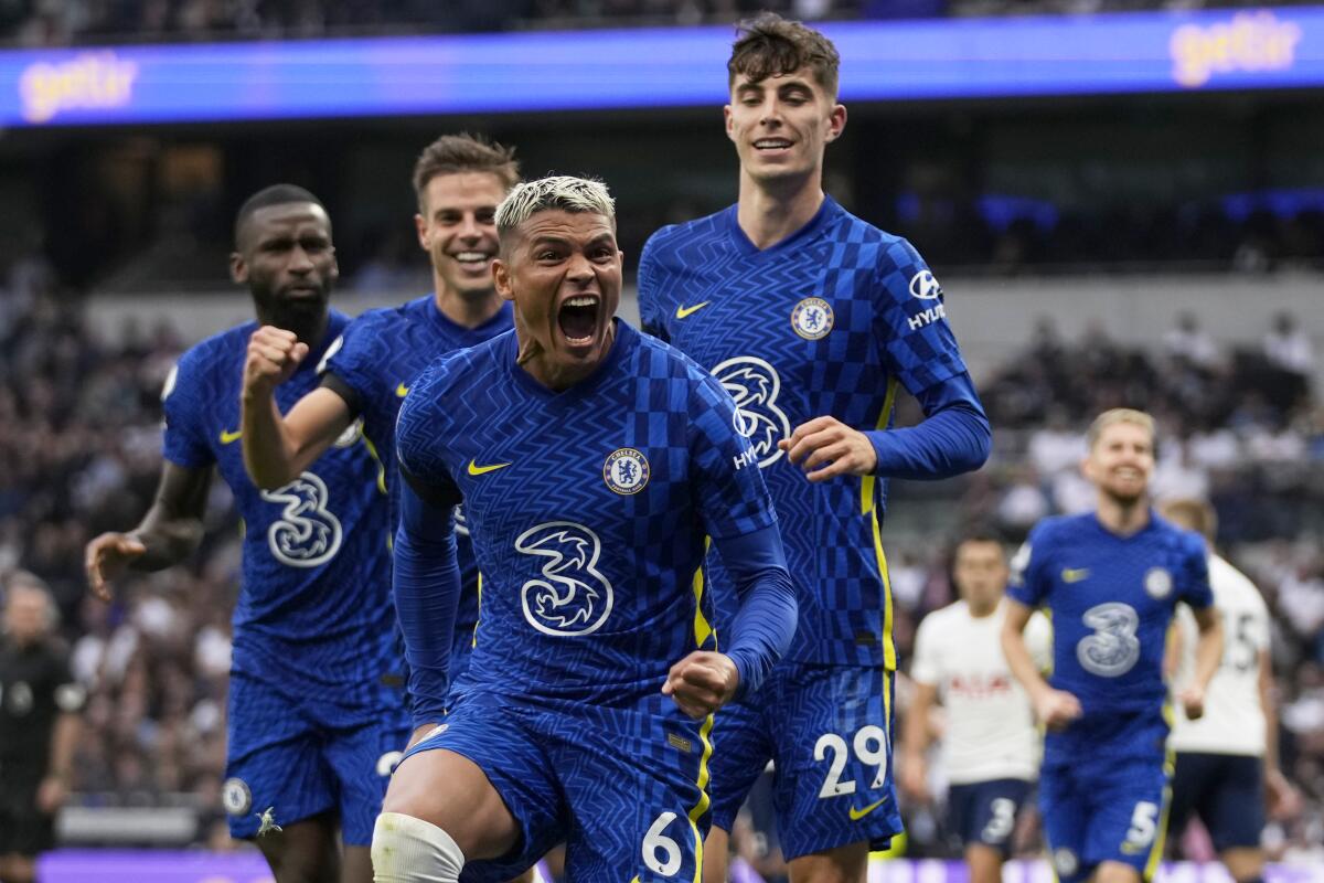 Thiago Silva (centro) celebra tras anotar el primer gol