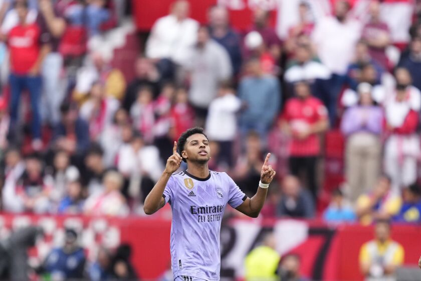 Rodrygo del Real Madrid celebra tras anotar el primer gol de su equip en el encuentro de la liga ante el Sevilla el sábado 27 de mayo del 2023. (AP Foto/Jose Breton)