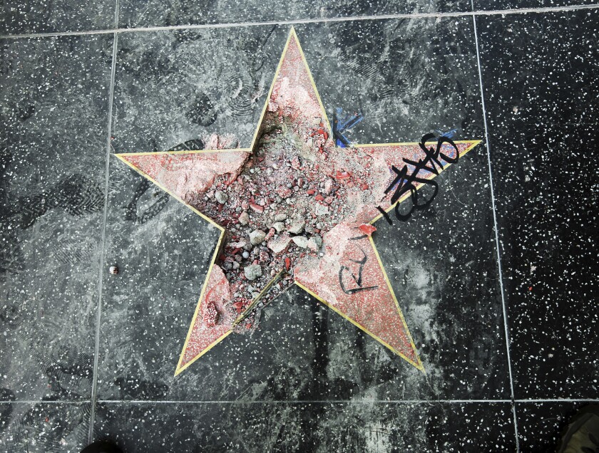 La estrella de Donald Trump en el Paseo de la Fama de Hollywood que fue vandalizada el miércoles 25 de julio de 2018 en Los Ángeles. El oficial de policía de Los Angeles, Ray Brown, dijo que el vandalismo fue reportado la madrugada del miércoles y que alguien fue arrestado.