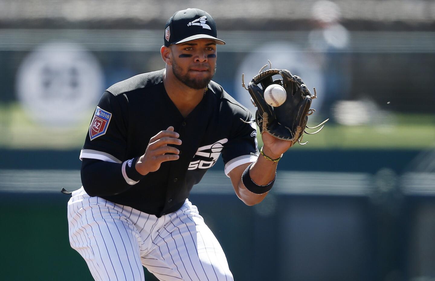 White Sox second baseman Yoan Moncada makes a catch during the first inning of a spring training game against the Mariners on March 23, 2018, in Glendale, Ariz.
