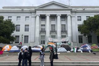 Manifestantes propalestinos se reúnen cerca de un campamento delante del Sproul Hall en el campus de la Universidad de California, Berkeley, en Berkeley, California, el martes 23 de abril de 2024. Las protestas sobre la guerra entre Israel y Hamás creaban fricciones en Estados Unidos que se incrementaron el martes. (AP Foto/Haven Daley)