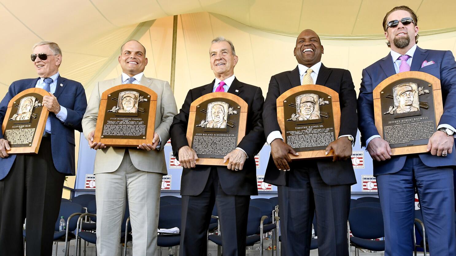 Pudge Rodriguez and other Hall of Fame inductees take part in