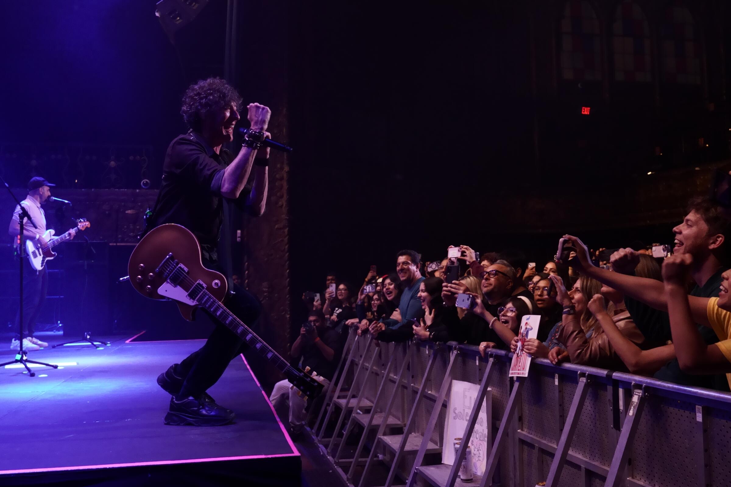 El vocalista y guitarrista Roberto Musso al frente de El Cuarteto de Nos en el Belasco, el 17 de octubre del 2024.