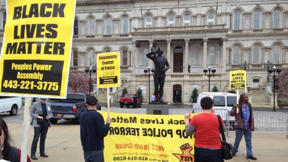 Un grupo de personas manifiestan su inconformidad por la muerte de Freddie Gray fuera de la alcaldía de Baltimore.