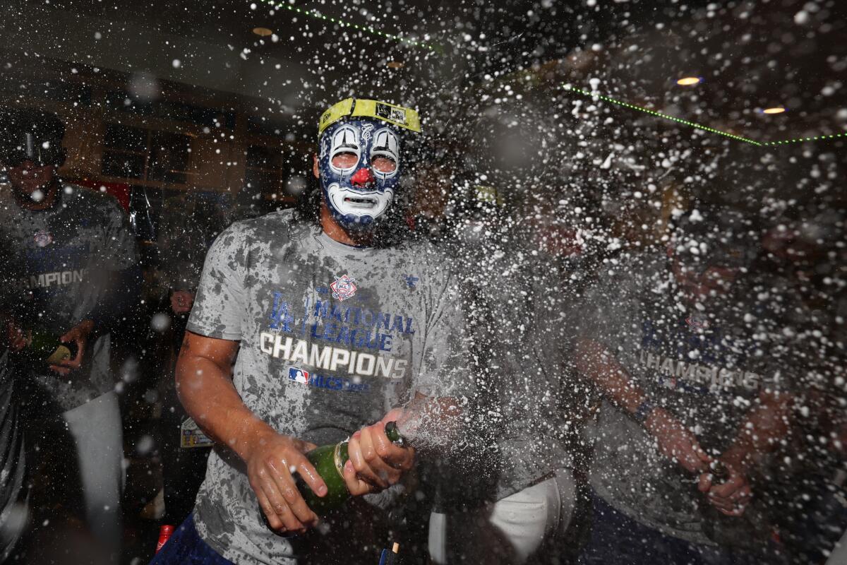 Dodgers atıcısı Brusdar Graterol, kulüp binasında takım arkadaşlarıyla kutlama yaparken maske takıyor.