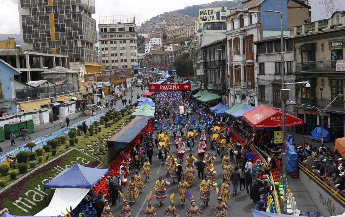 Danzantes participan en un desfile anual en honor del Señor del Gran Poder en La Paz, Bolivia, el sábado 15 de junio de 2019. (AP Foto/Juan Karita)