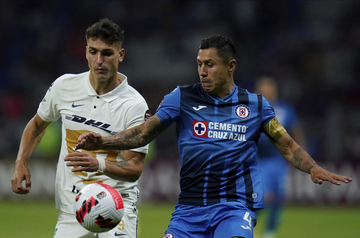ARCHIVO - Julio César "Cata" Domínguez, de Cruz Azul, disputa un balón con el argentino Juan Dinenno, 