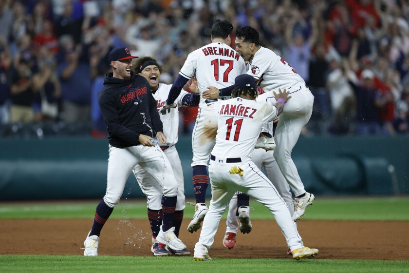 Will Brennan, de los Guardianes de Cleveland, festeja con sus compañeros tras conseguir el hit que significó el triunfo sobre los Astros de Houston en 14 innings, el viernes 9 de junio de 2023 (AP Foto/Ron Schwane)