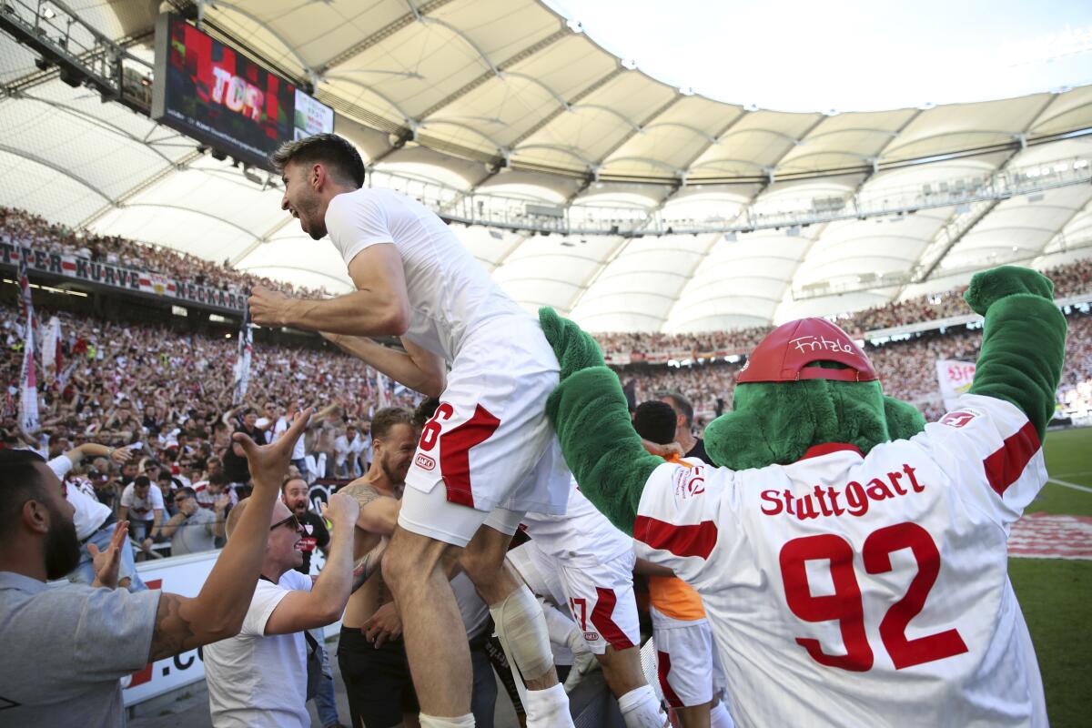 Atakan Karazor, del Stuttgart, festeja con fans luego del triunfo 2-1 contra Colonia 