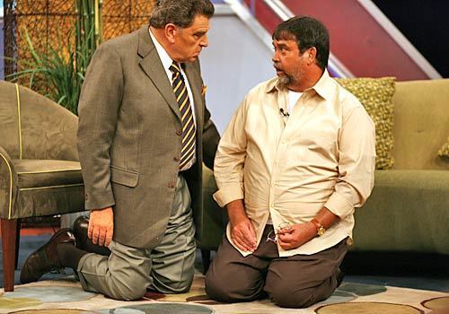 "Sábado Gigante's" Don Francisco isn't above going down on his knees to help sell a comedy bit with a guest complaining about his romantic relationship with his wife.
