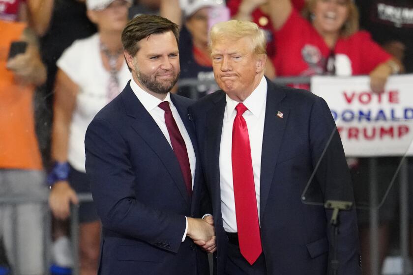 El candidato vicepresidencial republicano JD Vance (i) con el candidato presidencial Donald Trump en Atlanta, el 3 de agosto del 2024. (Foto AP/Ben Gray)