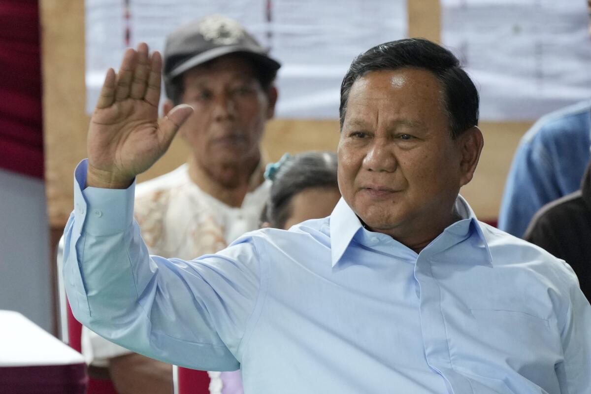 Former special forces commander Prabowo Subianto raises his hand.