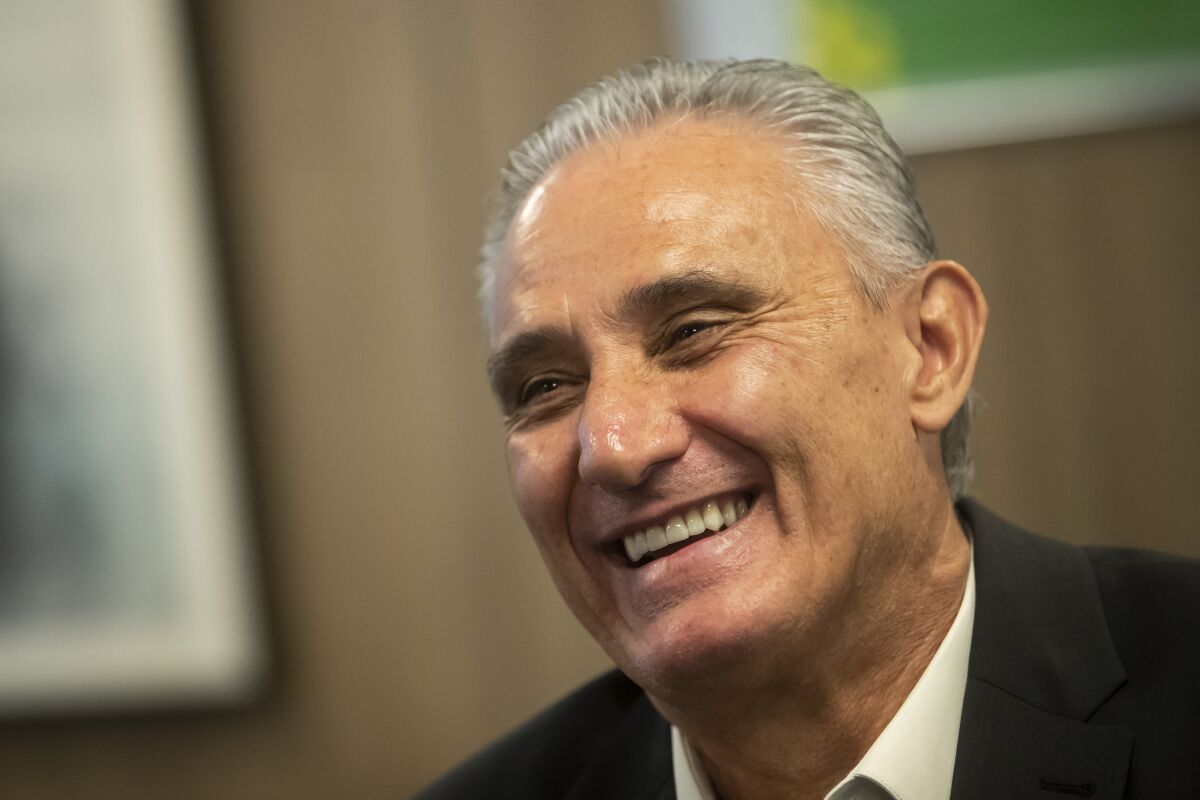 Tite, el seleccionador de Brasil, sonríe durante una entrevista con The Associated Press