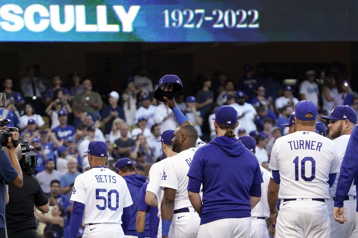 Los Dodgers de Los Ángeles rinden un homenaje póstumo al cronista Vin Scully, 