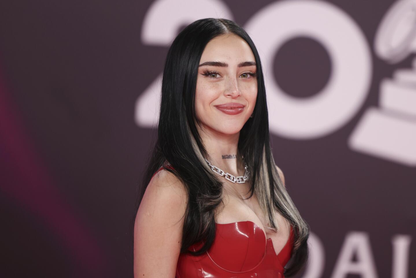 Desfilan las celebridades en alfombra roja de los Latin Grammy en