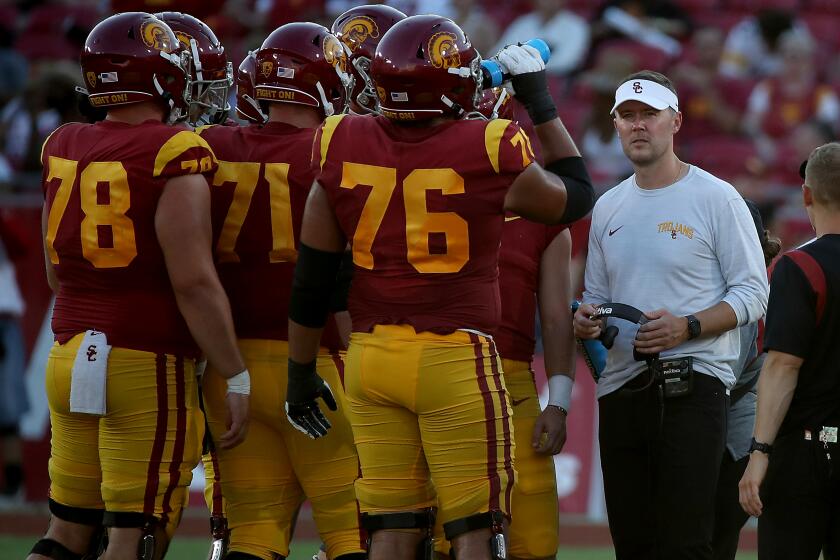 LOS ANGELES, CALIF. - SEP. 3, 2022. USC rhead coach Lincoln Riley huddles with his team during a break in the game against Rice at the Coliseum on Saturday, Sep. 3, 2022. The Trojans won, 66-14. (Luis Sinco / Los Angeles Times)