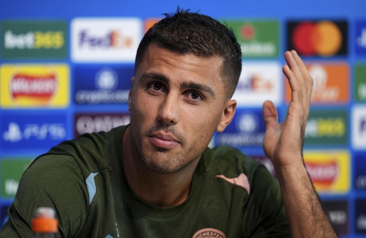 Rodri, centrocampista del Manchester City, durante una rueda de prensa,