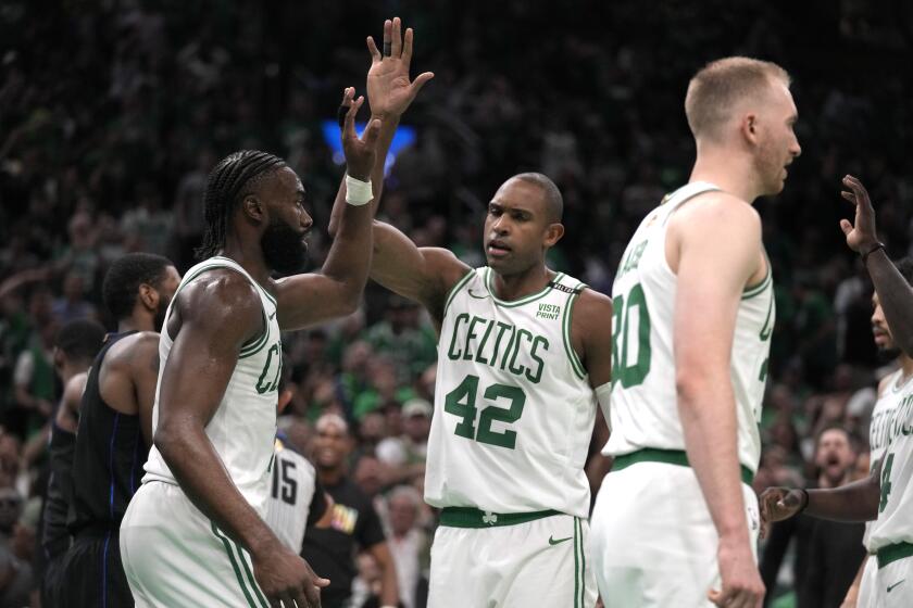 Jaylen Brown (izquierda) de los Celtics de Boston celebra con Al Horford durante el primer partido de las Finales de la NBA contra los Mavericks de Dallas, el jueves 6 de junio de 2024, en Boston. (AP Foto/Charles Krupa)