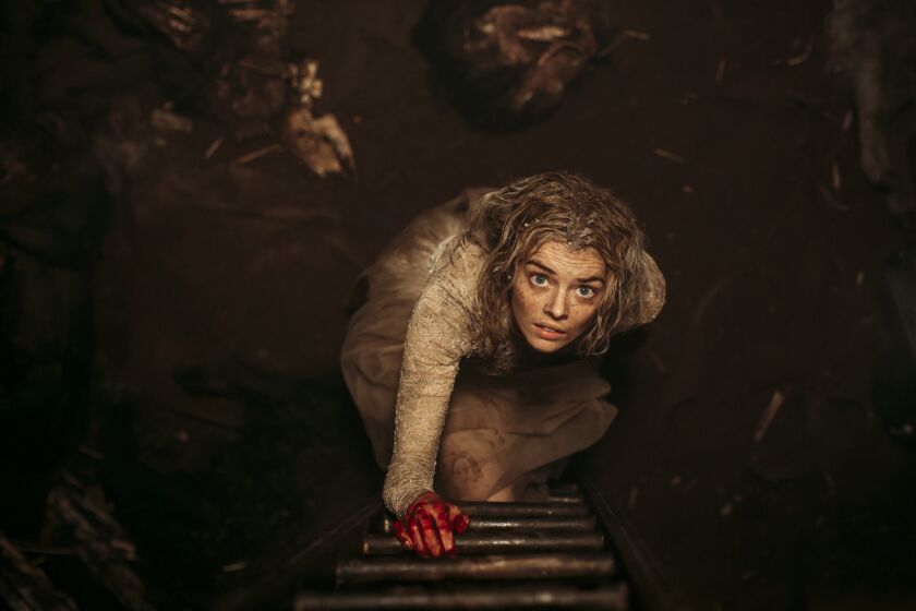 Una escena de “Ready or Not”, la comedia de terror protagonizada por Samara Weaving.
