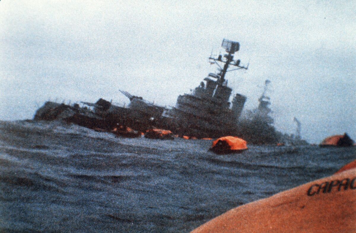 ARCHIVO - El buque argentino General Belgrano se hunde entre botes salvavidas naranjas