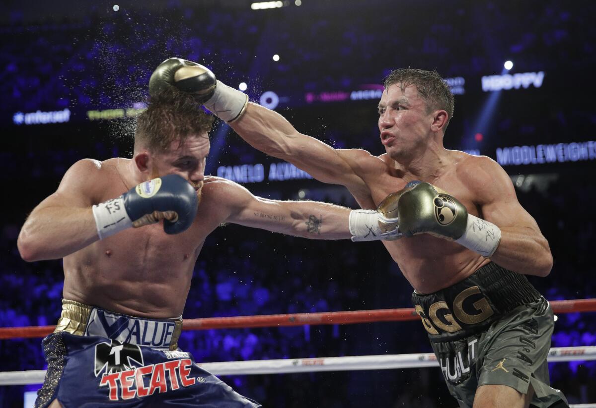 El mexicano Saúl "Canelo" Álvarez (izquierda) y el kazajo Gennady Golovkin intercambian golpes durante su combate del sábado 16 de septiembre de 2017 en Las Vegas.