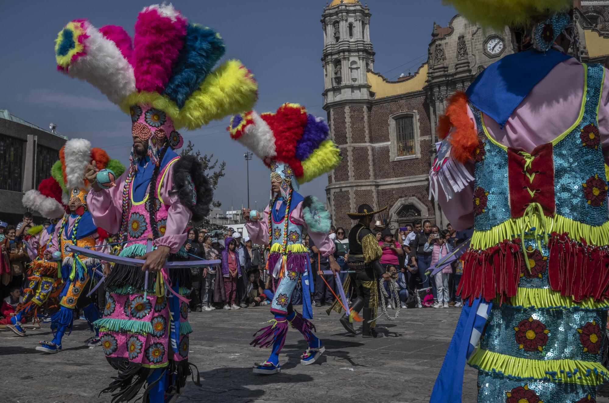 Танцоры из Агуаскальентеса исполняют традиционный танец в базилике Гуадалупе 12 декабря в Мехико.
