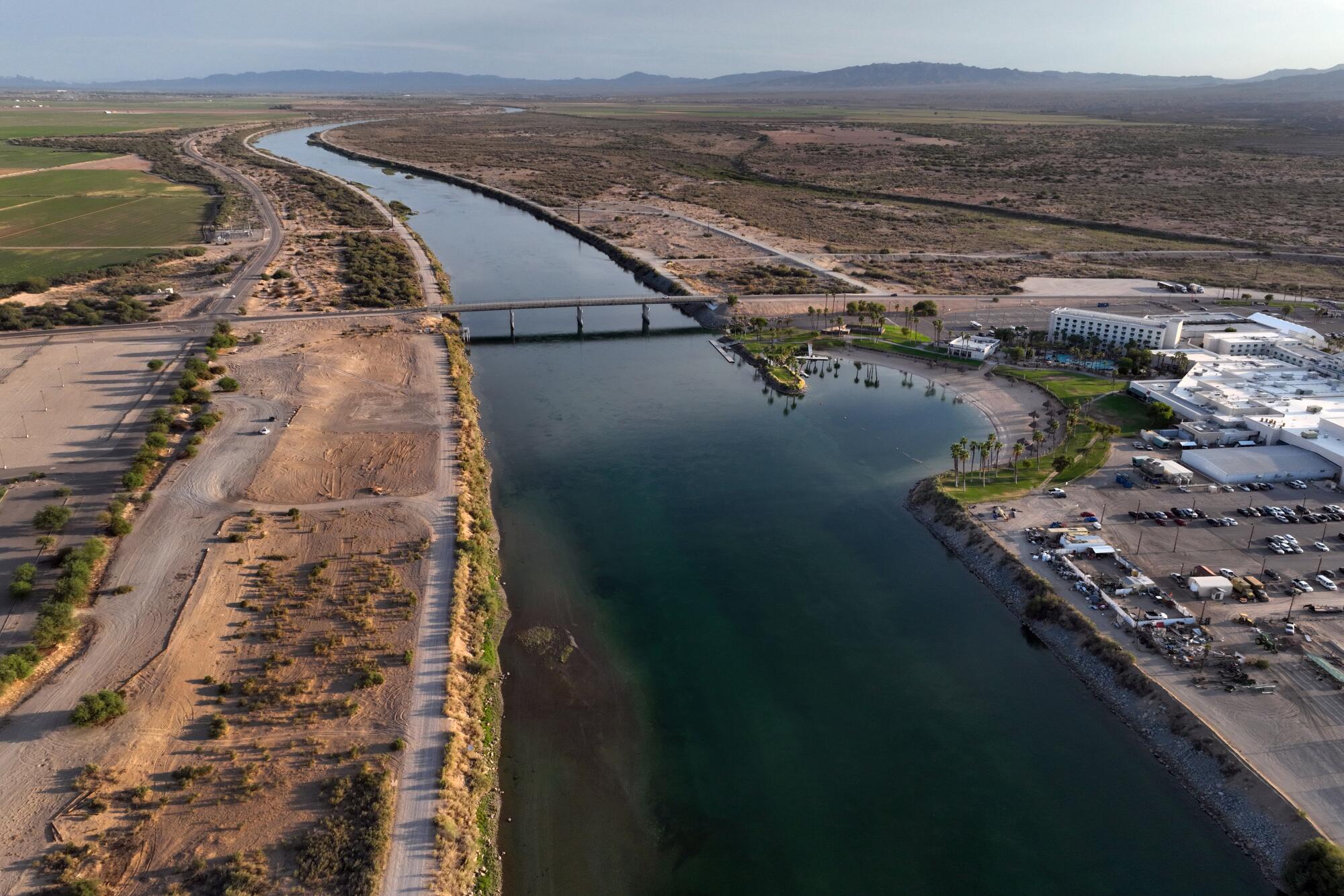 El río Colorado atraviesa la reserva india de Fort Mojave.