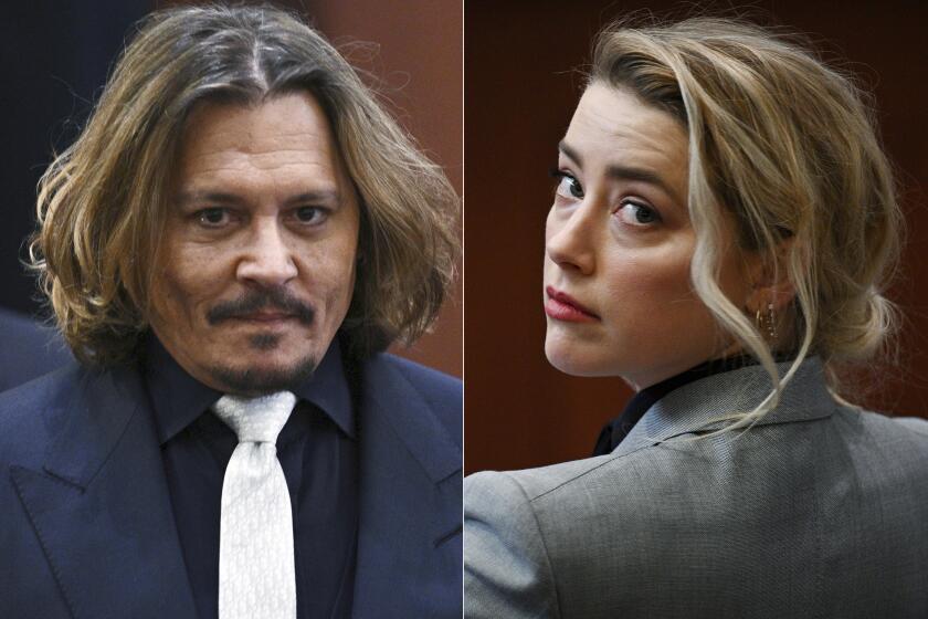 En esta combinación de fotografías los actores Johnny Depp, izquierda, y Amber Heard en una corte durante el juicio de la demanda por difamación presentada por Depp contra Heard en la corte de circuito del condado de Fairfax el 12 de abril de 2022 en Fairfax, Virginia. (Brendan Smialowski, Pool via AP)