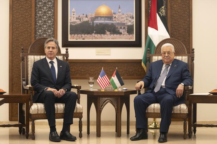 El presidente palestino Mahmud Abás, derecha, se reúne con el secretario de Estado estadounidense Antony Blinken en su oficina en Ramalá, Cisjordania, jueves 30 de noviembre de 2023. (AP Foto/Nasser Nasser, Pool)