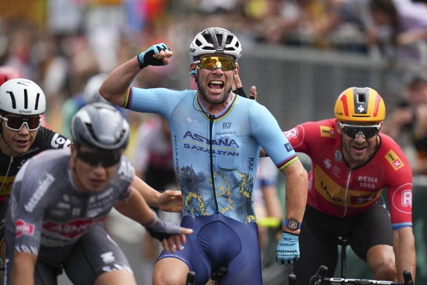 El británico Mark Cavendish cruza la meta tras superar el récord con su 35ma etapa ganada en el Tour de Francia, superando la marca del belga Eddy Merckx en la quinta etapa del Tour de Francia 2024 entre Saint-Jean-de-Maurienne y Saint-Vulbas, Francia el miércoles 3 de junio del 2024. (AP Foto/Daniel Cole)