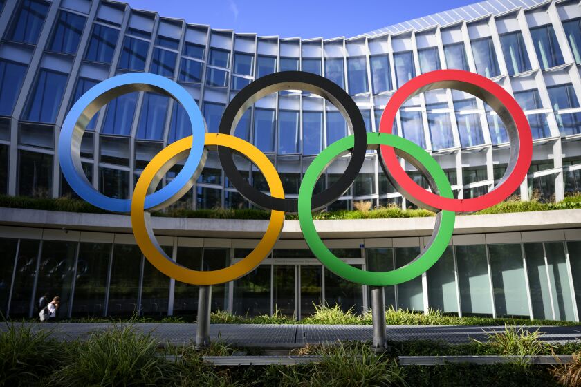 Los Anillos Olímpicos adornan el exterior de la sede del Comité Olímpico Internacional al inicio de la reunión de su consejo ejecutivo en Lausana, Suiza, el jueves 8 de septiembre de 2022. (Laurent Gillieron/Foto compartida vía AP)