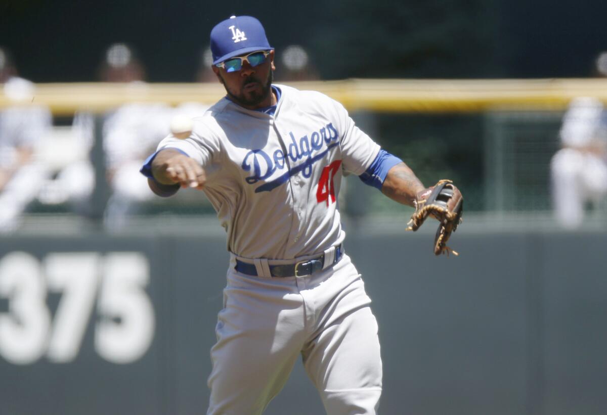 El jugador de los Dodgers, Howie Kendrick, hace un lanzamiento hacia primera base.