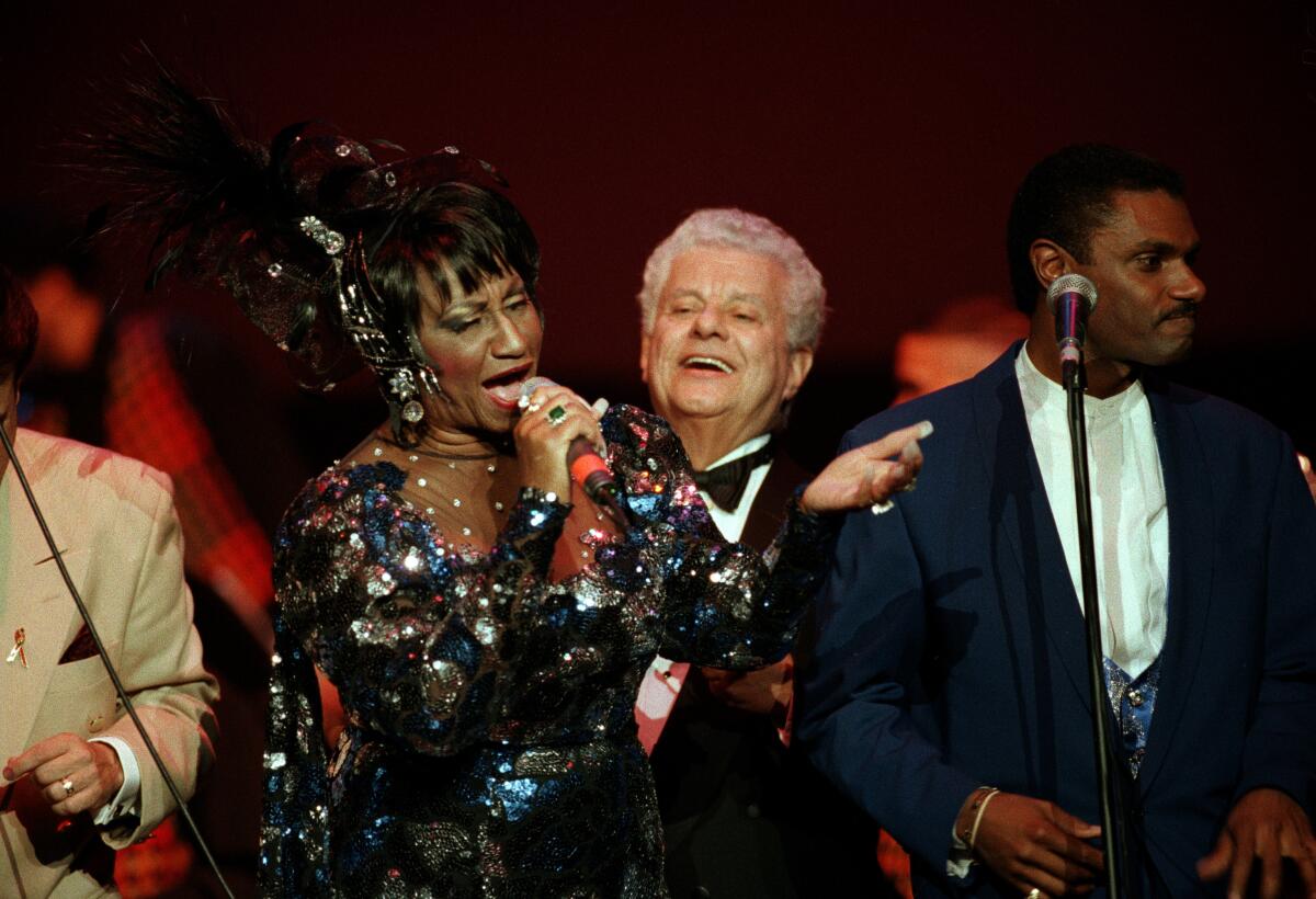 La "reina de la salsa" Celia Cruz, a la izquierda, junto al percusionista y director 