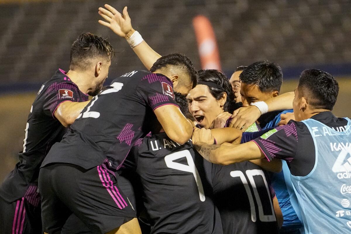 Los jugadores de México celebran el gol de Alexis Vega  