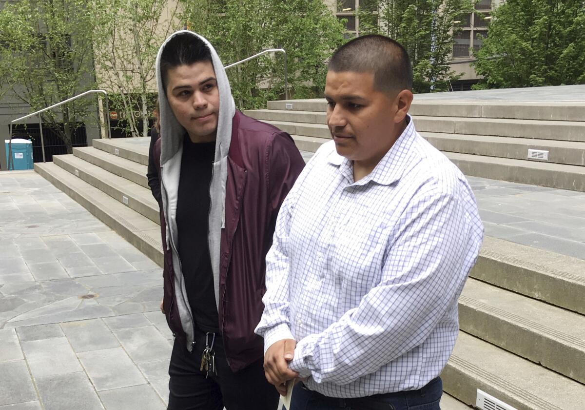 En esta fotografía del martes 1 de mayo de 2018 se muestra a Daniel Ramírez Medina (derecha) luego de una audiencia en un Tribunal de Distrito de Estados Unidos en Seattle.