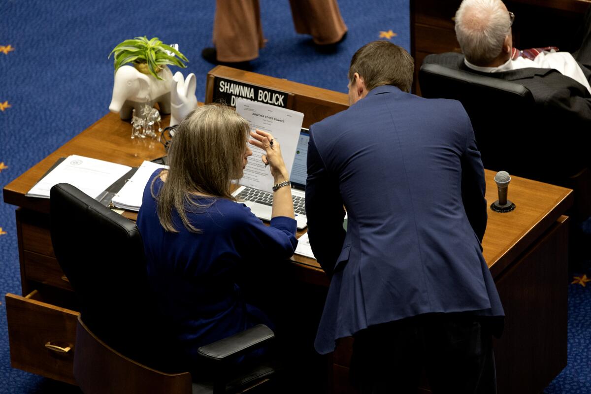 La senadora de Arizona Shawnna Bolick conversa con un colega en la cámara del Senado