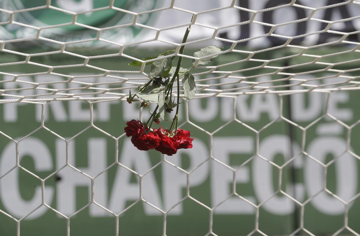 Flores cuelgan de la red de una portería en el estadio Arena Conda, en Chapeco, Brasil, el martes 29 de noviembre del 2016. Veinte periodistas también murieron en el accidente aéreo ocurrido el lunes 28 de noviembre del 2016, que cobró la vida de un equipo de fútbol brasileño, dijeron funcionarios el martes. (AP Foto/Andre Penner) ** Usable by HOY, ELSENT and SD Only **