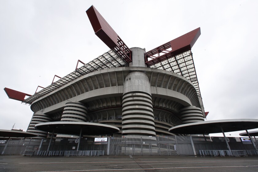ARCHIVO - La imagen de archivo del jueves 4 de abril de 2019 muestra el exterior del estadio San Siro de Milán, Italia. (AP Foto/Antonio Calanni, archivo)