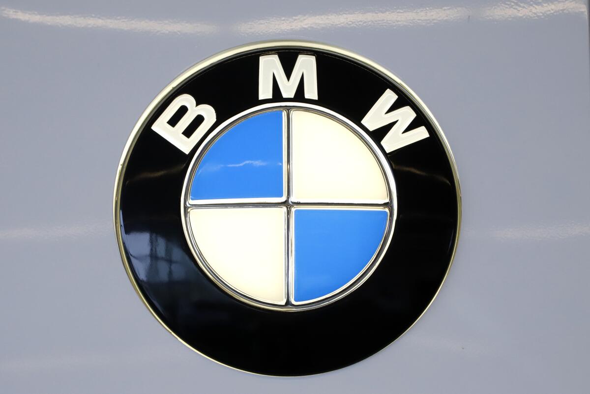 El logotipo de BMW en exhibición en el Salón Internacional del Automóvil de Pittsburgh 2020 
