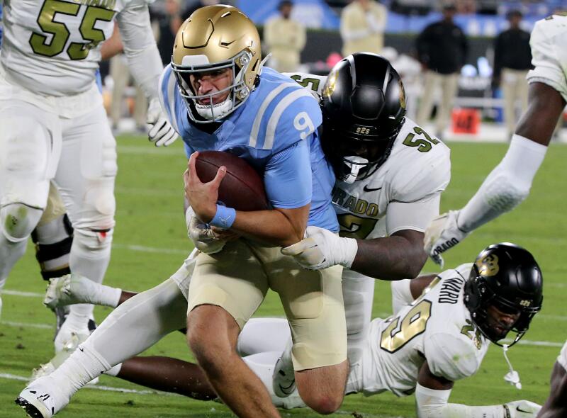 Pasadena, CA - UCLA oyun kurucusu Collin Schlee, Colorado'ya karşı son bölgeye doğru ilerliyor.