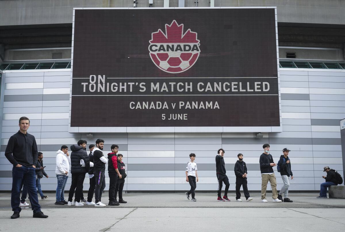 Fanáticos se reúnen afuera del estadio B.C. Place, en Vancouver, Columbia Británica