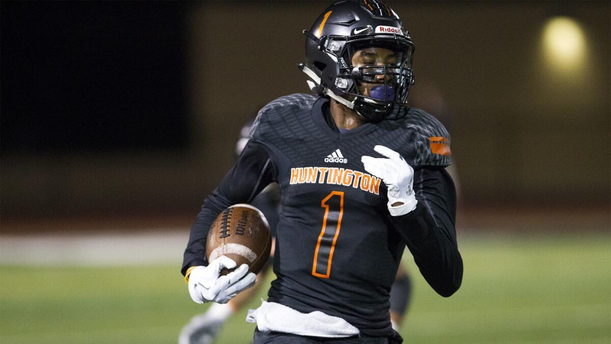 Huntington Beach's Jeremiah Flanagan, shown competing against San Juan Hlls on Sept. 22, 2017, had 100 yards receiving and a touchdown for the Oilers last week against Canyon.